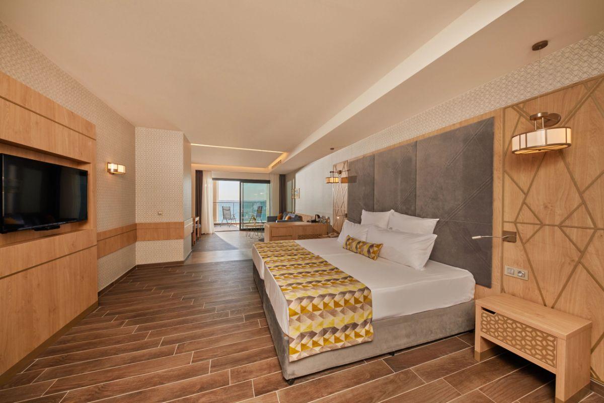 ДЖУНИЪР СУИТ С ПРЕДЕН ИЗГЛЕД КЪМ МОРЕТО  Secrets Sunny Beach Resort & Spa Burgas