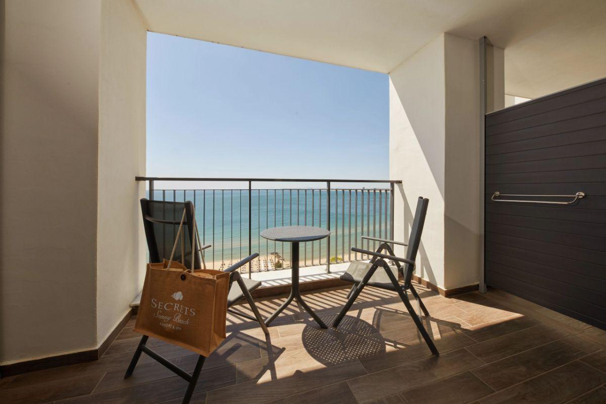 SUITE JUNIOR DELUXE PREFERRED CLUB CU VEDERE FRONTALĂ LA MARE Secrets Sunny Beach Resort & Spa SUITE JUNIOR DELUXE PREFERRED CLUB CU VEDERE FRONTALĂ LA MARE Secrets Sunny Beach Resort & Spa