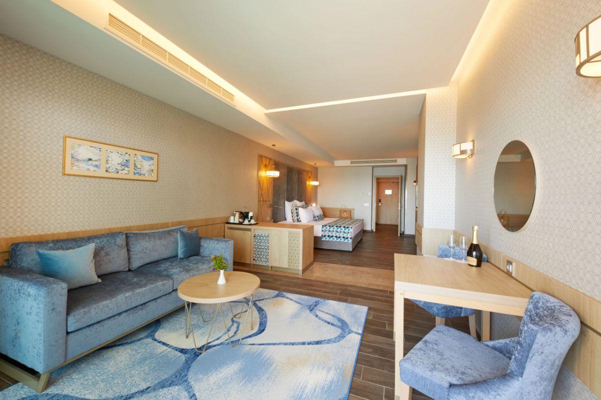 SUITE JUNIOR DELUXE PREFERRED CLUB CU VEDERE FRONTALĂ LA MARE Secrets Sunny Beach Resort & Spa SUITE JUNIOR DELUXE PREFERRED CLUB CU VEDERE FRONTALĂ LA MARE Secrets Sunny Beach Resort & Spa
