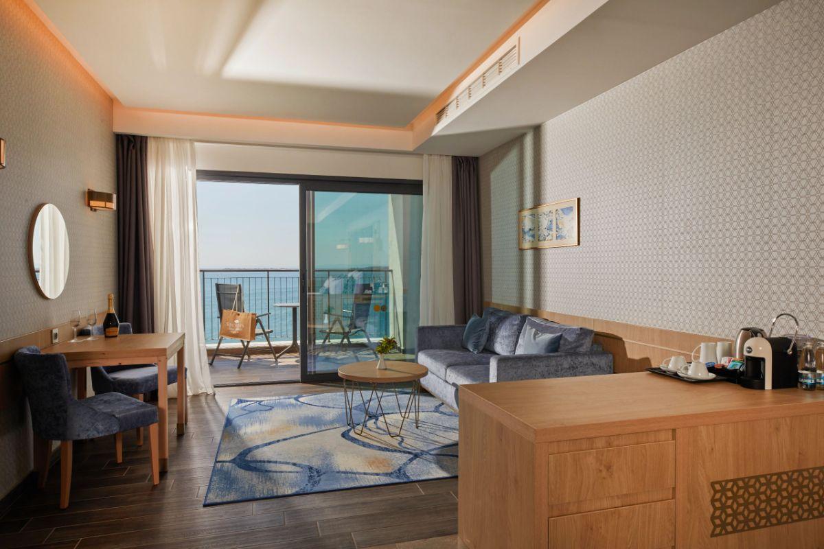 SUITE JUNIOR PREFERRED CLUB CU VEDERE FRONTALĂ LA MARE Secrets Sunny Beach Resort & Spa SUITE JUNIOR PREFERRED CLUB CU VEDERE FRONTALĂ LA MARE Secrets Sunny Beach Resort & Spa