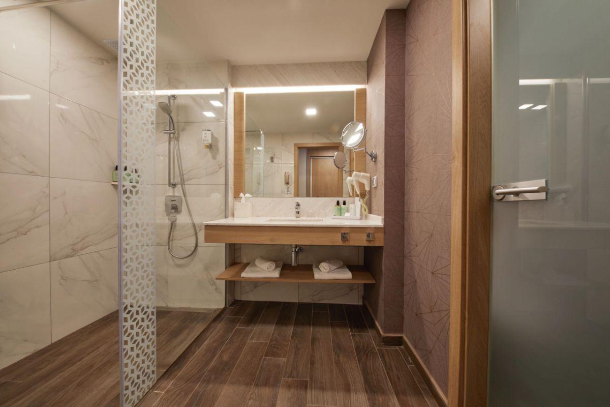 SUITE JUNIOR PREFERRED CLUB CU VEDERE FRONTALĂ LA MARE Secrets Sunny Beach Resort & Spa SUITE JUNIOR PREFERRED CLUB CU VEDERE FRONTALĂ LA MARE Secrets Sunny Beach Resort & Spa